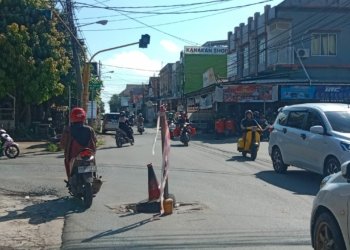 Warga Karang Anyar Gunakan Ban dan Semen Seadanya Tambal Lubang di Jalan