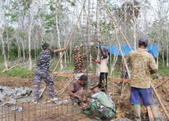 Pembangunan Gapura Iconic dan Pengeboran Sumur oleh Satgas TMMD di Desa Karang Rejo
