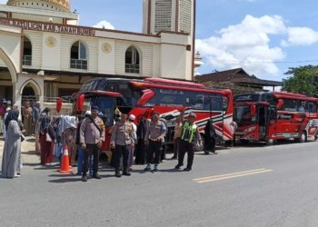 Kapolsek Batulicin Terjun Langsung Layani Pengamanan Pemberangkatan Calon Jamaah Haji
