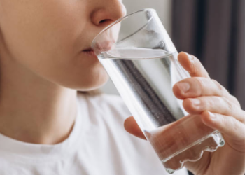 Manfaat Minum Air Putih Pasca Bangun Tidur