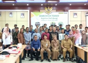 Dinas Pertanian Kabupaten Banjar Ajarkan Menanam Padi Apung Kepada Petani