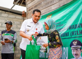 Wali Kota Aditya Serahkan 9 Program Bedah Rumah di Cempaka