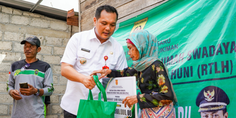 Wali Kota Aditya Serahkan 9 Program Bedah Rumah di Cempaka