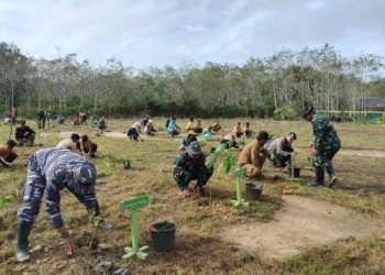 Satgas TMMD Ke 120 Kodim 1022/Tanbu Tanam 200 Bibit Pohon di Desa Karang Rejo