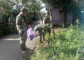 Galakkan Kebersihan Lingkungan, Babinsa Koramil Martapura Gandeng Petugas Bank Sampah