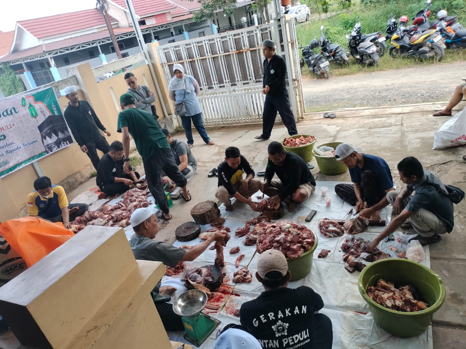 Gerakan Intan Peduli Bagikan 309 Bungkus Daging Kurban