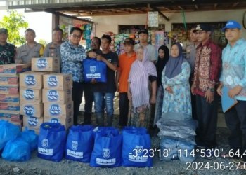 BPBD dan Dinas Sosial Kabupaten Banjar Serahkan Bantuan Untuk Korban Angin Puting Beliung