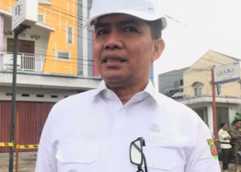 Proyek Pemasangan Pancang Tunggul di Sungai Karang Mumus Picu Kerusakan Badan Jalan