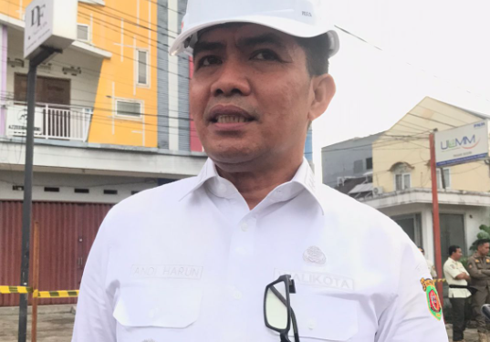 Proyek Pemasangan Pancang Tunggul di Sungai Karang Mumus Picu Kerusakan Badan Jalan