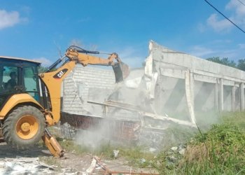 Tak Memiliki Izin, 2 Bangunan Toko di Kelurahan Landasan Ulin Utara Dibongkar