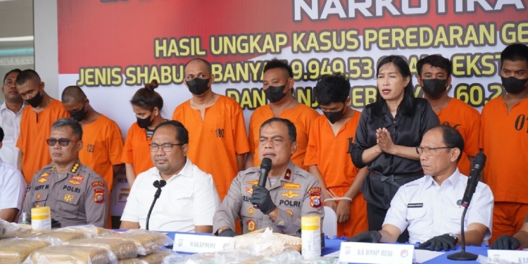 Polda Riau Tangkap Kurir Narkoba Bawa Sabu 9,5 Kg