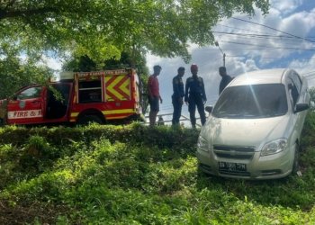 Mobil Sedan Terperosok, DPKP Kabupaten Banjar Lakukan Evakuasi