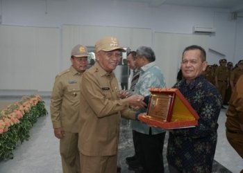 Apel Gabungan Bulan Juli 2024 Bupati Asahan Serahkan Penali Asih ke ASN