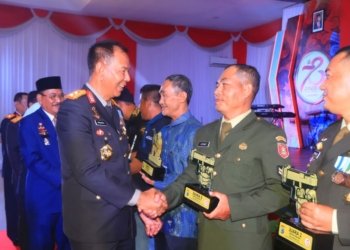 Kapolda Kalsel Serahkan Penghargaan Juara Kepada Prajurit Kodim 1006/Banjar