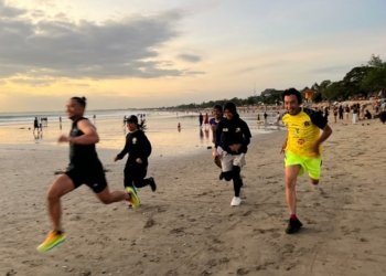 Tingkatkan Kemampuan, Tim Atletik PWI Kalsel Latihan Bersama Komunitas Kuta Beach Running