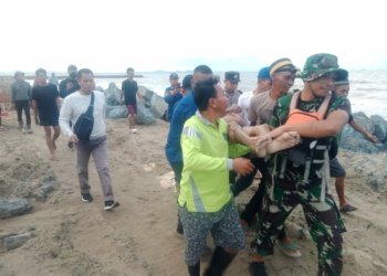 Personil Koramil Kusan Hilir Tanbu Bantu Cari Korban Tenggelam di Pesisir Pantai Kabupaten Tanah Bumbu