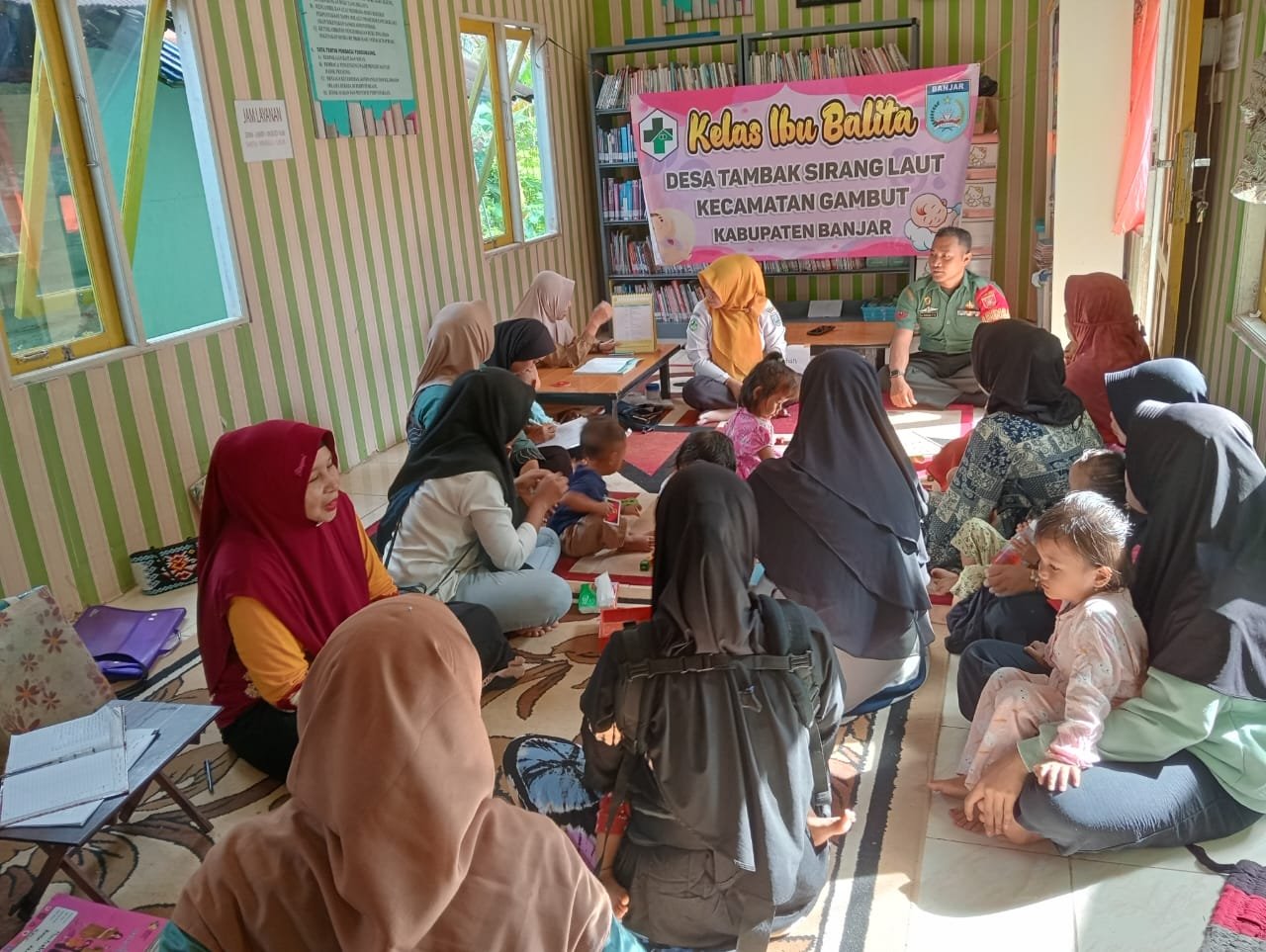 Dukung Penurunan Stunting, Babinsa Berikan Makanan Tambahan Gizi Balita Posyandu