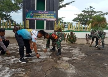 Sambut HUT Kodam Mulawarman, Kodim 1022/Tanbu Bersihkan Taman Pahlawan
