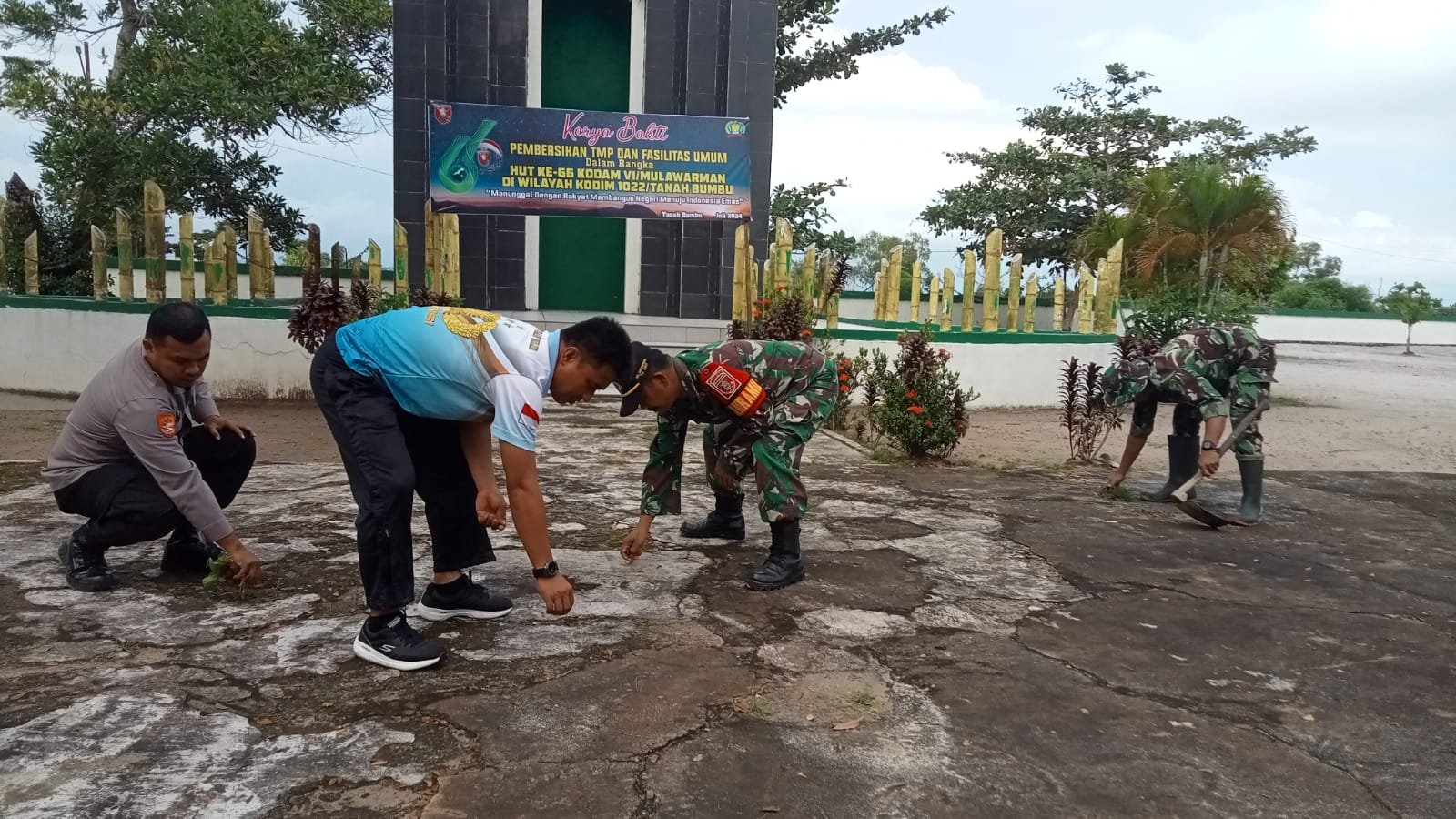 Sambut HUT Kodam Mulawarman, Kodim 1022/Tanbu Bersihkan Taman Pahlawan