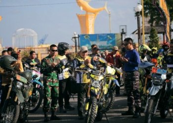 Bersama Ratusan Rider, Bupati Kotabaru Serahkan Bansos