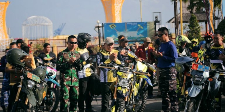 Bersama Ratusan Rider, Bupati Kotabaru Serahkan Bansos