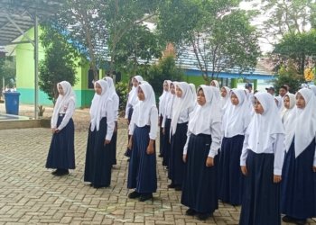 Babinsa Koramil 1022-03/Kusan Hulu Berikan Pelatihan PBB di SMPN 1 dan SMPN 2 Kusan Hulu