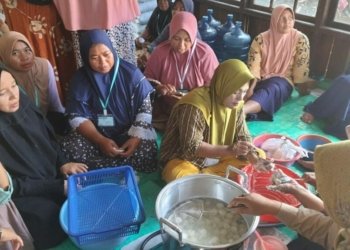 DKPP Kabupaten Banjar Ajarkan Membuat Pentol Untuk Warga Sungai Rangas Hambuku