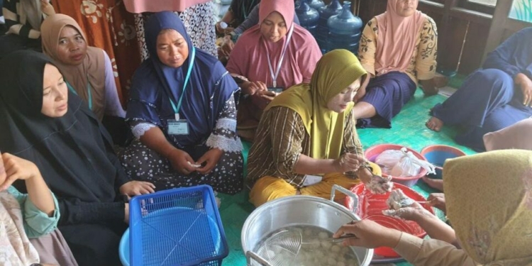 DKPP Kabupaten Banjar Ajarkan Membuat Pentol Untuk Warga Sungai Rangas Hambuku
