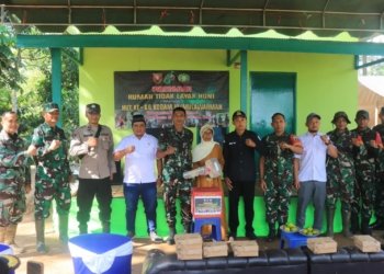 Kodim 1006/Banjar Serahkan Kunci Kepada Ibu Nuraini Pada Kegiatan HUT Kodam VI/ Mulawarman