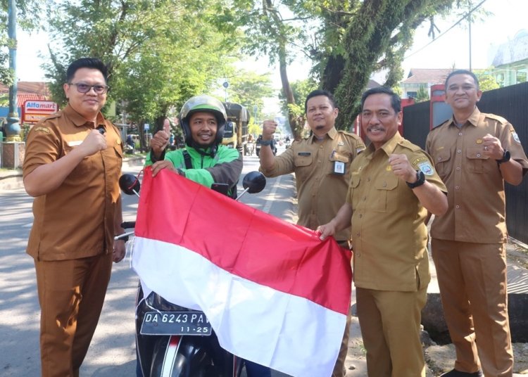 DKISP Kabupaten Banjar Bagikan Bendera Merah Putih