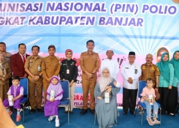 Bupati Kabupaten Banjar Bersama Ketua MUI Kabupaten Banjar Berikan Imunisasi