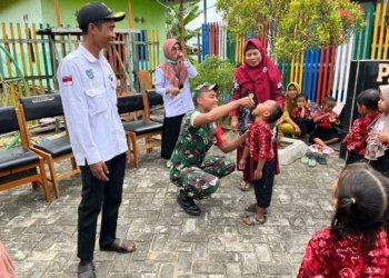 Babinsa Aluh-aluh Dukung Pekan Imunisasi Nasional Polio 