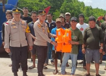 Nelayan Sungai Enam Dapatkan Life Jacket Dari Kapolsek Bintan Timur