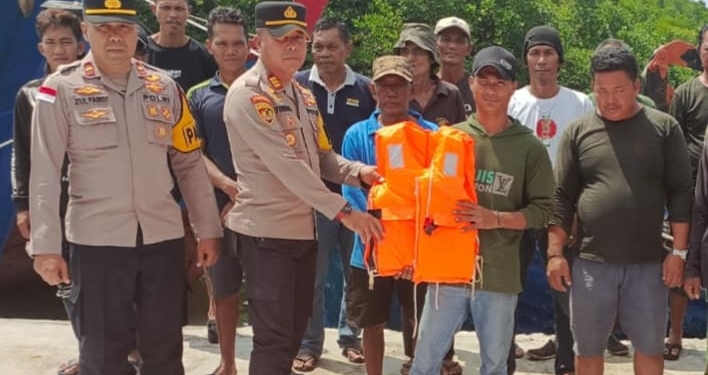 Nelayan Sungai Enam Dapatkan Life Jacket Dari Kapolsek Bintan Timur