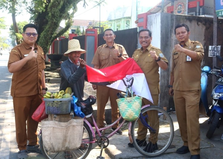 DKISP Kabupaten Banjar Bagikan Bendera Merah Putih