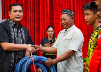Beri Apresiasi Kepada Damkar, Aditya Serahkan Pemadam Portable dan Penghargaan