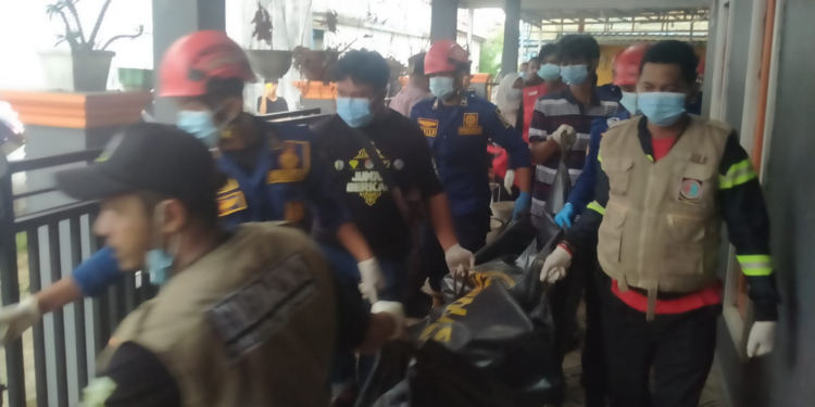 DPKP Kabupaten Banjar Lakukan Evakuasi Mayat Di Jalan Sekumpul Raya