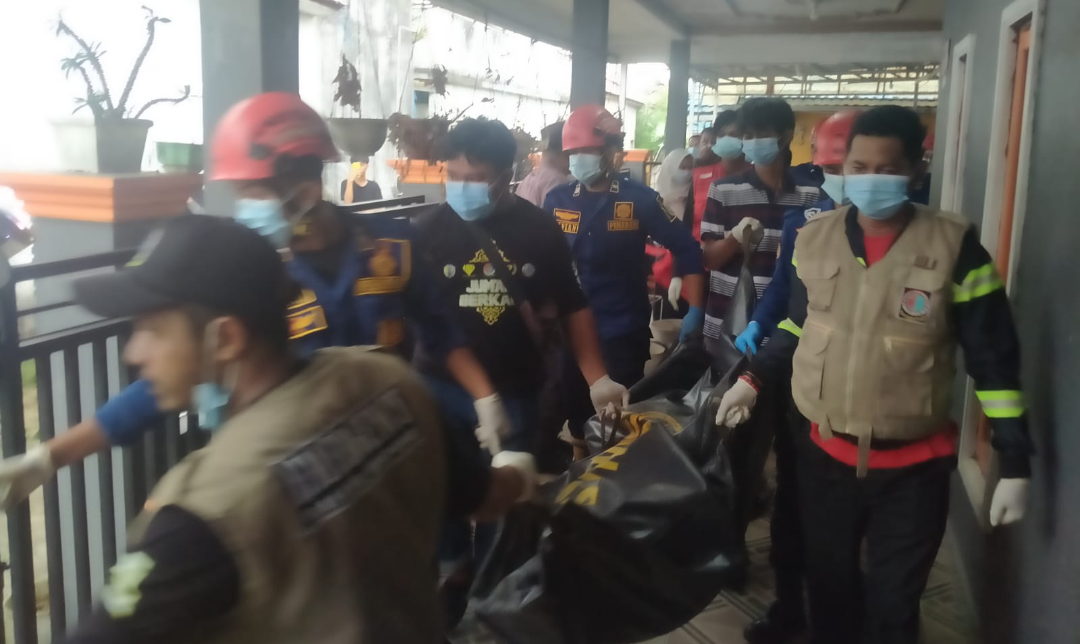 DPKP Kabupaten Banjar Lakukan Evakuasi Mayat Di Jalan Sekumpul Raya