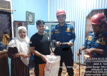 DPKP Kabupaten Banjar Tangkap Anak Ular Phyton Di Antasan Senor