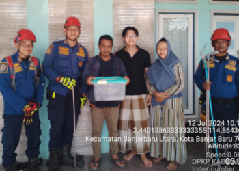 DPKP Kabupaten Banjar Tangkap Ular Cobra Di Rumah Warga Sekumpul Raya