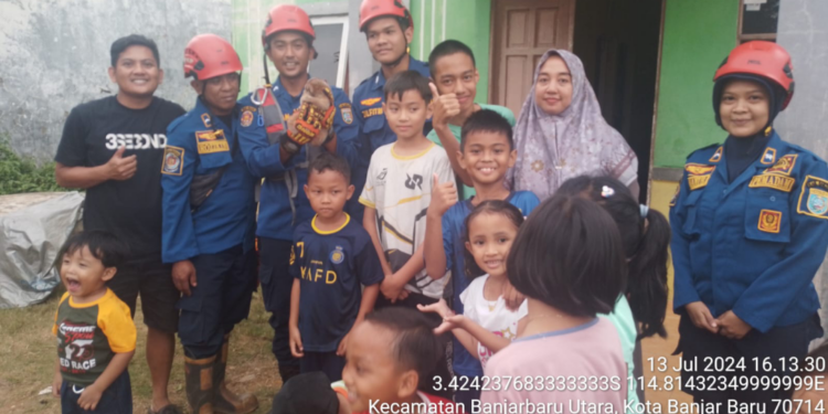 DPKP Kabupaten Banjar Evakuasi Kukang Masuk Rumah Warga