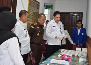 Kejari Banjarbaru Laksanakan Test Urine Kepada 51 ASN dan 14 PPNPN