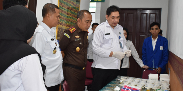 Kejari Banjarbaru Laksanakan Test Urine Kepada 51 ASN dan 14 PPNPN