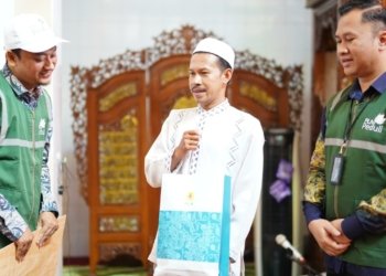 Employee Volunteering Program, PLN UID Kalselteng Bagikan Ratusan Peralatan Ibadah