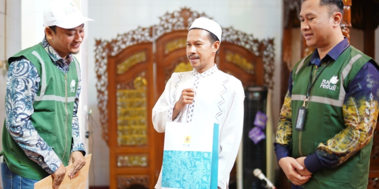 Employee Volunteering Program, PLN UID Kalselteng Bagikan Ratusan Peralatan Ibadah