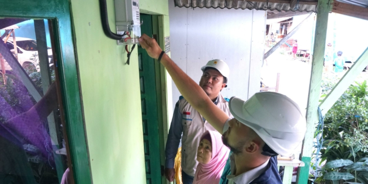 PLN Nyalakan Mimpi Murtini: Kini Sudah Bisa Nikmati Listrik Sendiri