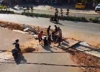 Pengendara Motor Jatuh ke Jalur Pembangunan Pedestrian Panglima Batur