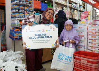 Berbagi Kado Muharram pada Hari Anak Nasional, YBM PLN Ajak Yatim Dhuafa Belanja Peralatan Sekolah