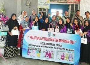 Warga Bawahan Pasar Belajar Membuat Tas Jali Jali