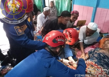 DPKP Kabupaten Banjar Bantu Lepas Cincin Ditangan Nenek Saniah